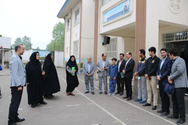 دکتر احد زاده سرپرست مدیریت استانی دانشگاه فرهنگیان بمناسبت هفته  سرآمدی آموزش  از مدارس مجری طرح کارورزی بازدید بعمل آورد. 2