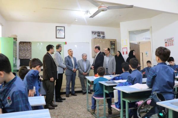 دکتر احد زاده سرپرست مدیریت استانی دانشگاه فرهنگیان بمناسبت هفته  سرآمدی آموزش  از مدارس مجری طرح کارورزی بازدید بعمل آورد. 4