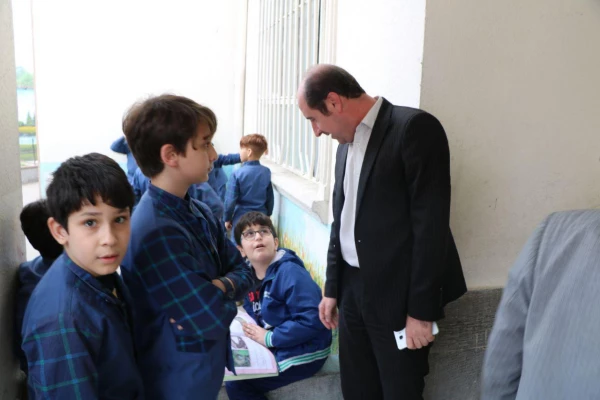 دکتر احد زاده سرپرست مدیریت استانی دانشگاه فرهنگیان بمناسبت هفته  سرآمدی آموزش  از مدارس مجری طرح کارورزی بازدید بعمل آورد. 6