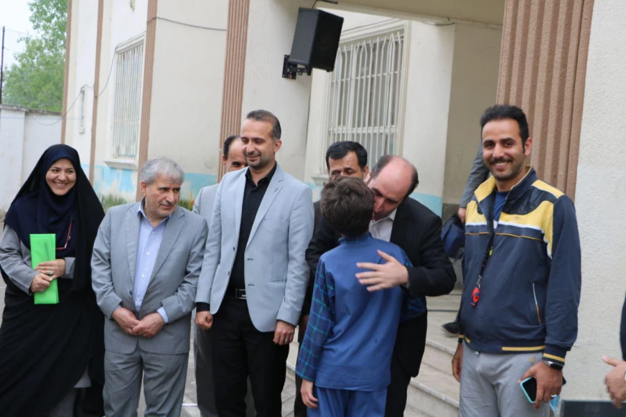 دکتر احد زاده سرپرست مدیریت استانی دانشگاه فرهنگیان بمناسبت هفته  سرآمدی آموزش  از مدارس مجری طرح کارورزی بازدید بعمل آورد. 7