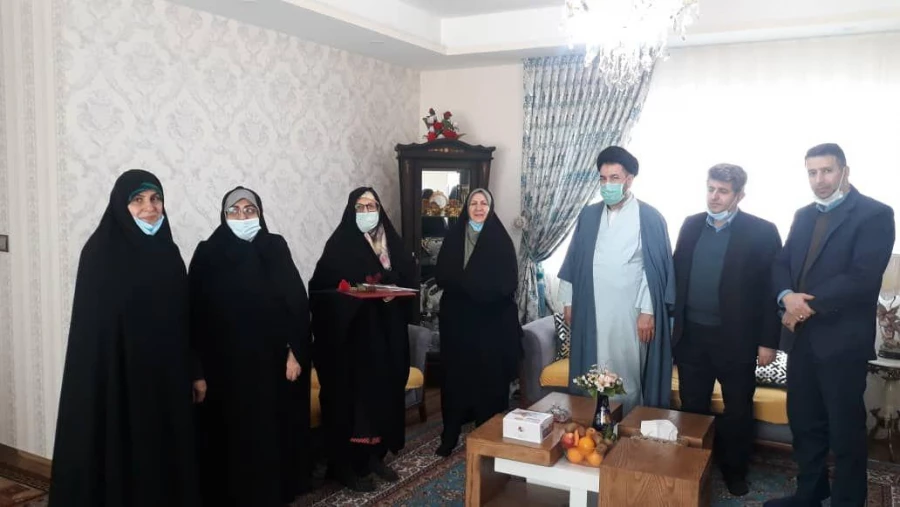 دیدار سرپرست پردیس بنت الهدی صدر رشت با مادر دانشجومعلم شهید پالیز کار 3