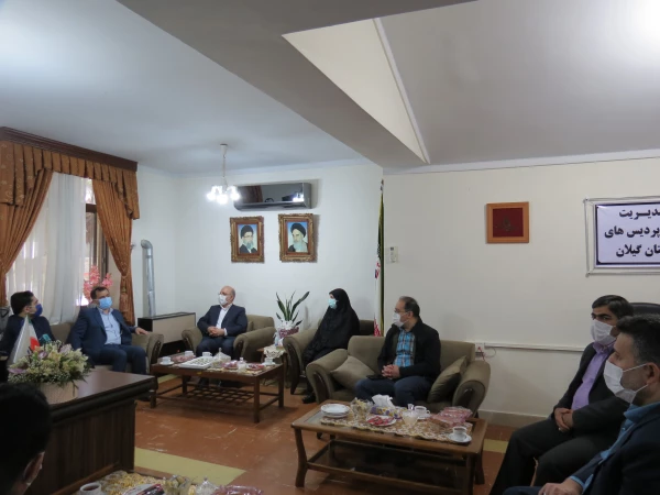 از عمده فعالیت های دانشگاه فرهنگیان علاوه بر آموزش تئوری معلمی انجام کارهای فرهنگی در لوای کانون های زنده و پویا می باشد. 2