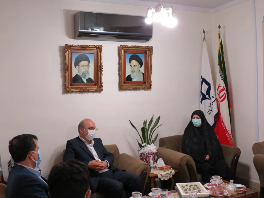 از عمده فعالیت های دانشگاه فرهنگیان علاوه بر آموزش تئوری معلمی انجام کارهای فرهنگی در لوای کانون های زنده و پویا می باشد. 3