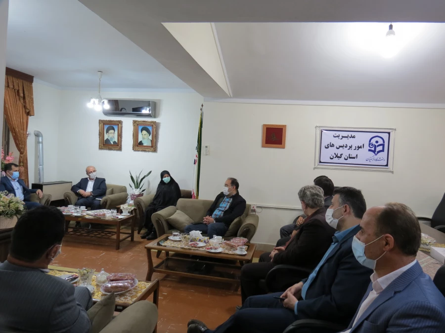 از عمده فعالیت های دانشگاه فرهنگیان علاوه بر آموزش تئوری معلمی انجام کارهای فرهنگی در لوای کانون های زنده و پویا می باشد. 4