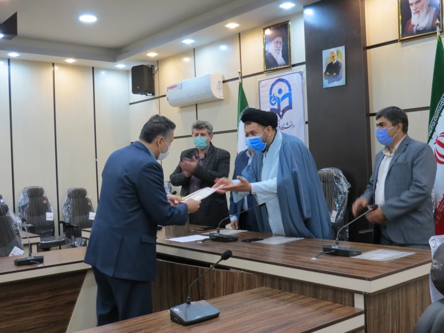 سرلوحه مرام معلمی سرآمدی و تعالی است که ریشه در اخلاق دارد.  3