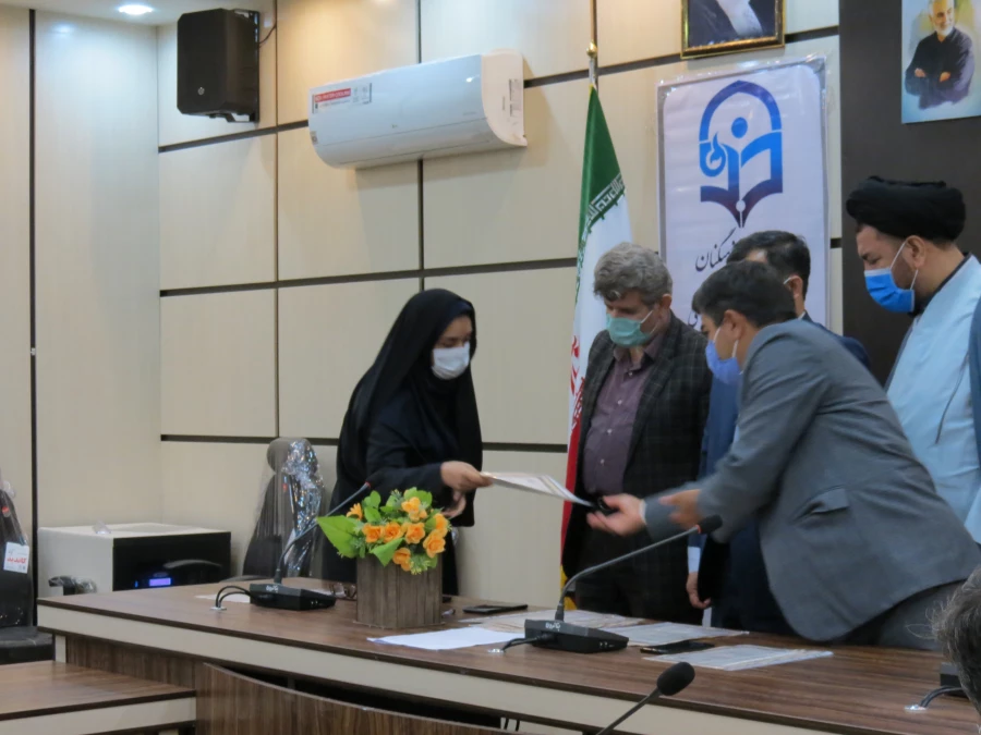 سرلوحه مرام معلمی سرآمدی و تعالی است که ریشه در اخلاق دارد.  4