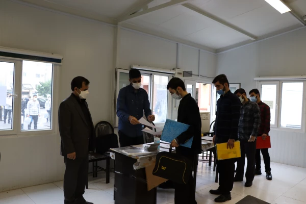 سرافرازی آموزش و پرورش در آینده به انتخاب افراد اصلح و شایسته امروز شما بستگی دارد. 7