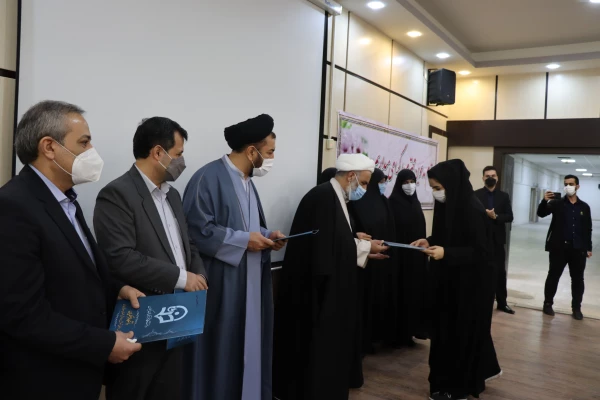 دانشجویان شهید در سال 32 با نثار خون خود نقش ویژه ای در پیروزی انقلاب ایفا کردند. 3