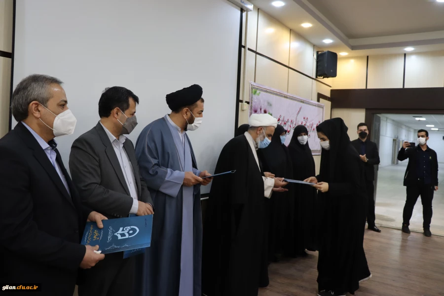 دانشجویان شهید در سال 32 با نثار خون خود نقش ویژه ای در پیروزی انقلاب ایفا کردند. 3