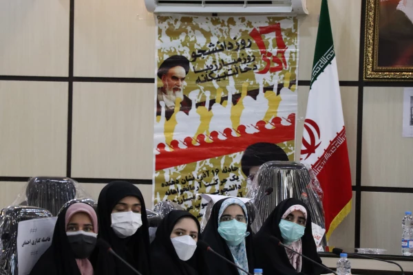 دانشجویان شهید در سال 32 با نثار خون خود نقش ویژه ای در پیروزی انقلاب ایفا کردند. 4