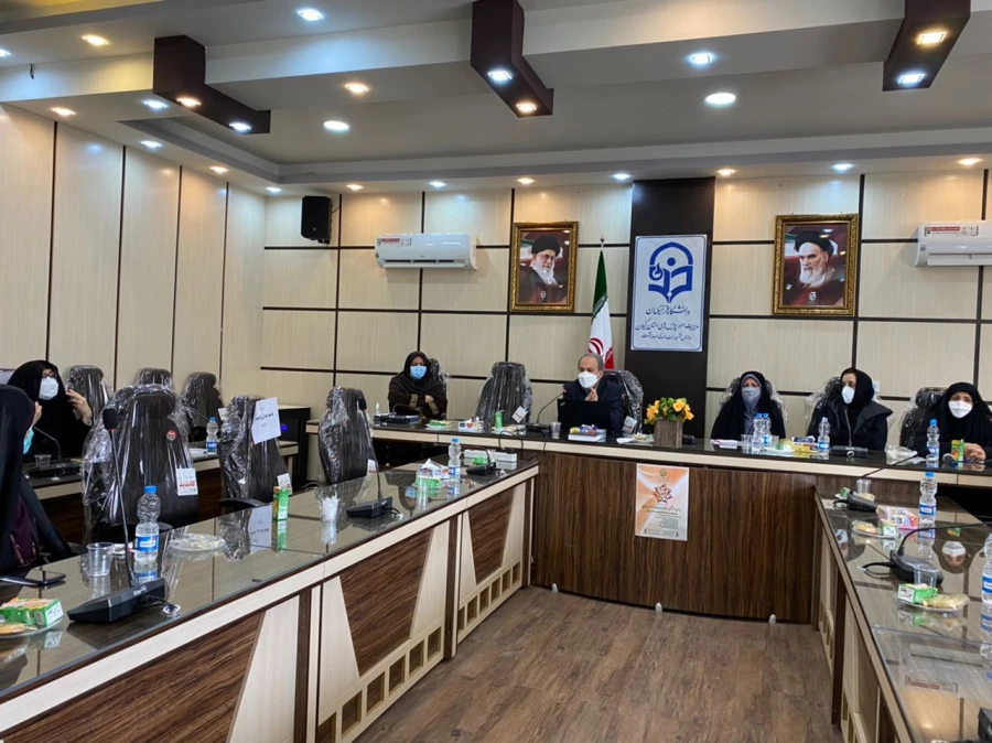 برگزاری نشست علمی تخصصی و بررسی  سرفصل ها و واحد های درسی آموزش ابتدایی 4