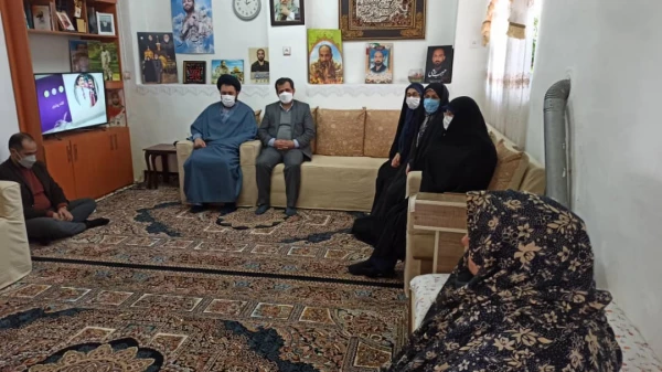 دکتر ابراهیم صفری  به اتفاق هیات همراه با خانواده شهد مدافع حرم دیدار کرد. 2