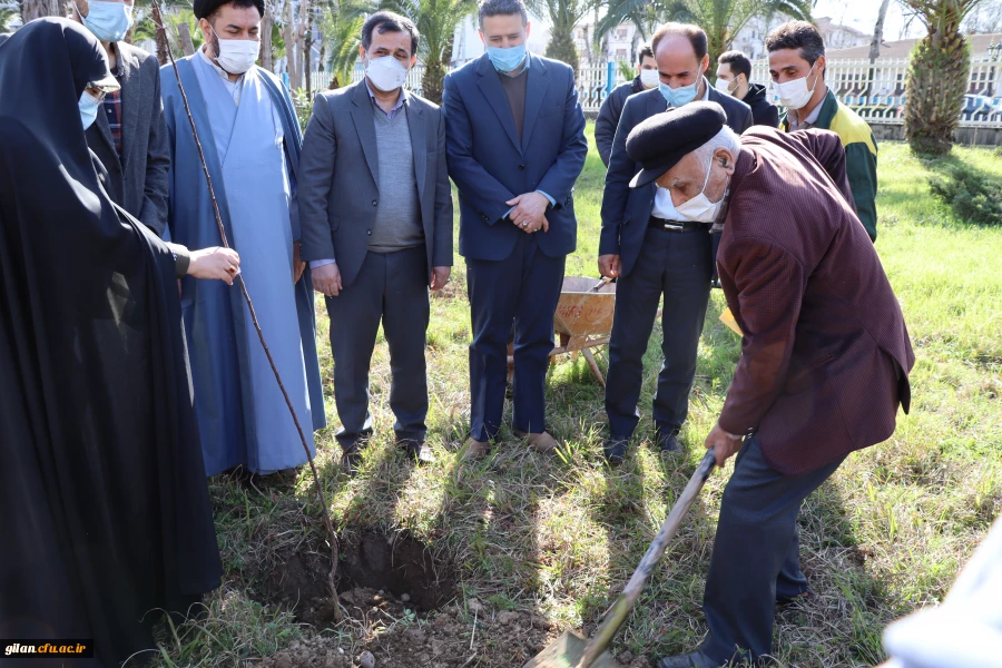   در اسلام کشت درخت  دارای اهمیت فراوان و حفاظت از آن  بسیار توصیه شده است.
 2