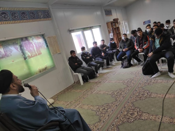 می دانیم که امروز اگر به سایه راحت نشسته ایم، مدیون استقامت شهیدانی هستیم که در آشوب ظلمت چیره، به مصاف شب رفتند تا ایمان خفته انسان را به سامان صبح برسانند. 2