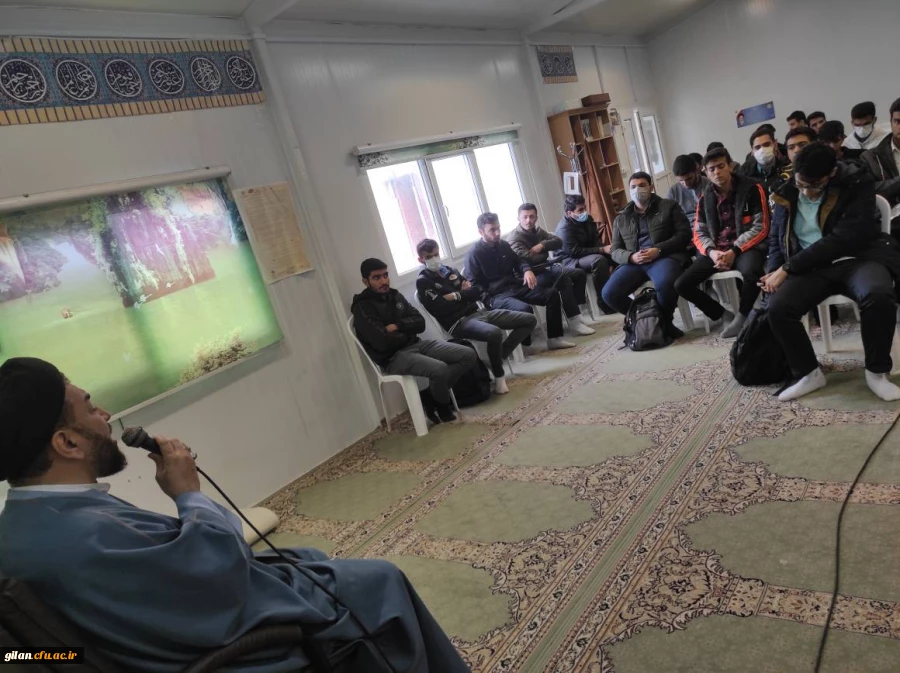 می دانیم که امروز اگر به سایه راحت نشسته ایم، مدیون استقامت شهیدانی هستیم که در آشوب ظلمت چیره، به مصاف شب رفتند تا ایمان خفته انسان را به سامان صبح برسانند. 2