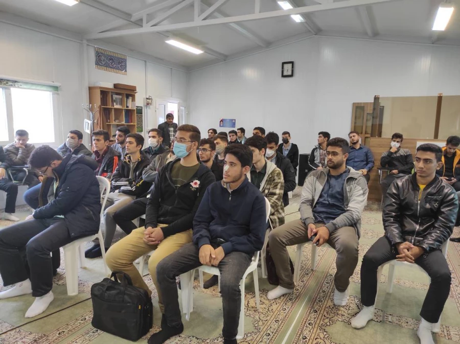 می دانیم که امروز اگر به سایه راحت نشسته ایم، مدیون استقامت شهیدانی هستیم که در آشوب ظلمت چیره، به مصاف شب رفتند تا ایمان خفته انسان را به سامان صبح برسانند. 3