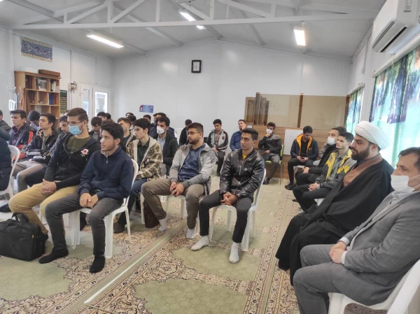 می دانیم که امروز اگر به سایه راحت نشسته ایم، مدیون استقامت شهیدانی هستیم که در آشوب ظلمت چیره، به مصاف شب رفتند تا ایمان خفته انسان را به سامان صبح برسانند. 4