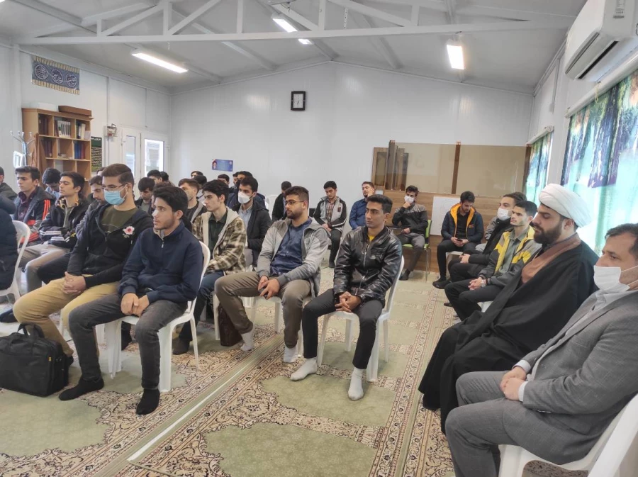 می دانیم که امروز اگر به سایه راحت نشسته ایم، مدیون استقامت شهیدانی هستیم که در آشوب ظلمت چیره، به مصاف شب رفتند تا ایمان خفته انسان را به سامان صبح برسانند. 4