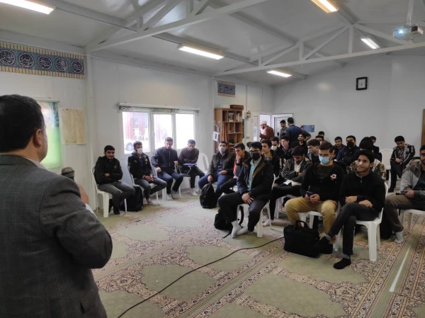 می دانیم که امروز اگر به سایه راحت نشسته ایم، مدیون استقامت شهیدانی هستیم که در آشوب ظلمت چیره، به مصاف شب رفتند تا ایمان خفته انسان را به سامان صبح برسانند. 6