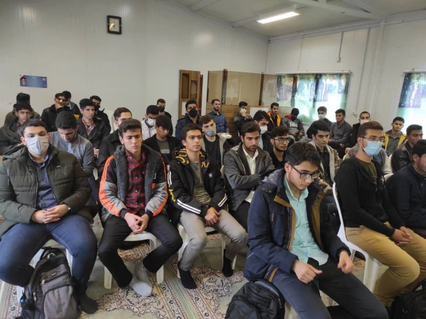 می دانیم که امروز اگر به سایه راحت نشسته ایم، مدیون استقامت شهیدانی هستیم که در آشوب ظلمت چیره، به مصاف شب رفتند تا ایمان خفته انسان را به سامان صبح برسانند. 8