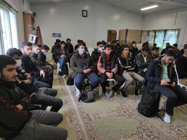 می دانیم که امروز اگر به سایه راحت نشسته ایم، مدیون استقامت شهیدانی هستیم که در آشوب ظلمت چیره، به مصاف شب رفتند تا ایمان خفته انسان را به سامان صبح برسانند. 9