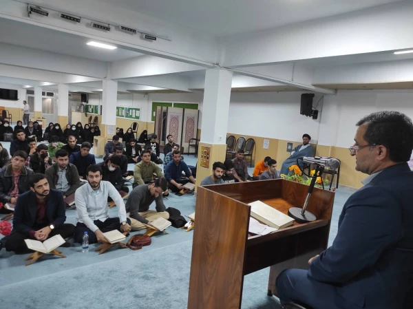  در پردیس امام علی(ع)رشت برگزار گردید:  محفل انس با قرآن  4