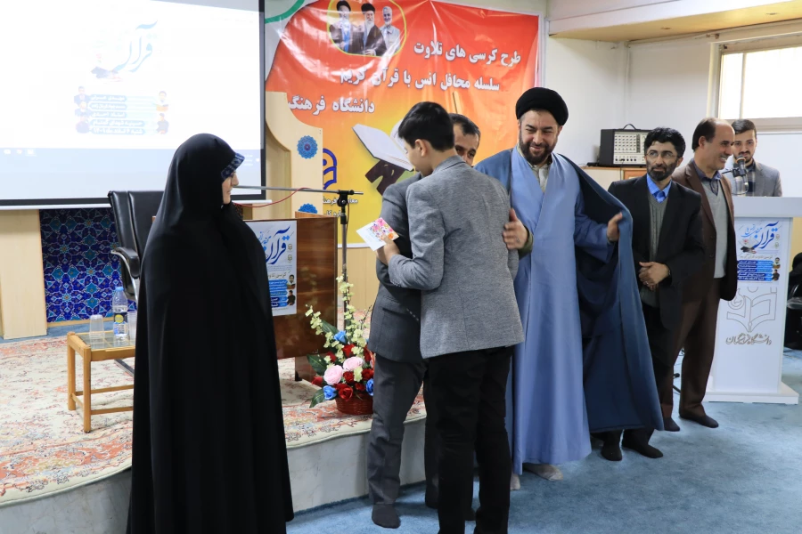 قرآن کریم، نسخه شفابخش بشریت و نور هدایت در ظلمتکده دردآور و دهشتناک کنونی است،روز پاسدار و جانباز، نشانگر مجاهدت، فداکاری، ایثار، جان فشانی و حماسه آفرینی دلیرمردان سپاه و جانبازان سرافراز انقلاب اسلامی است. 4