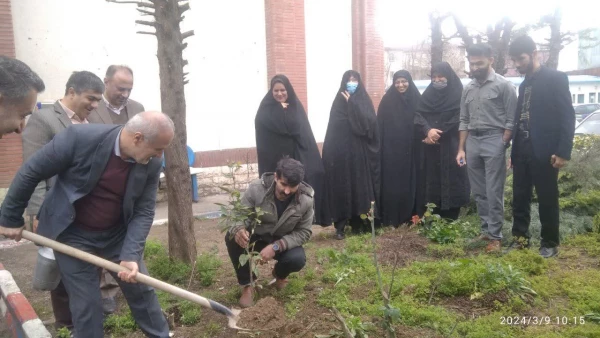 به مناسبت روز درختکاری تعدادی نهال در پردیس امام علی (ع) رشت کاشته شد 2