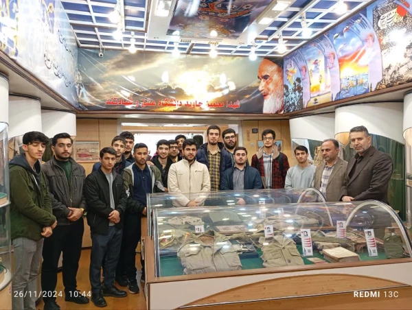 همزمان با هفته بسیج، دانشجویان پردیس امام علی (ع) از موزه ی شهدای دفاع مقدس بازدید نمودند. 5