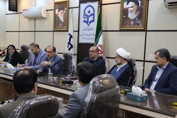 دکتر دلقندی: واگذاری اختیارات لازم به استانها ،ارائه خدمات رفاهی به همراه پرداخت نقدی و غیر نقدی ،پرداخت به موقع مطالبات از اولویت های معاونت برنامه ریزی و مدیریت منابع دانشگاه می باشد.  7