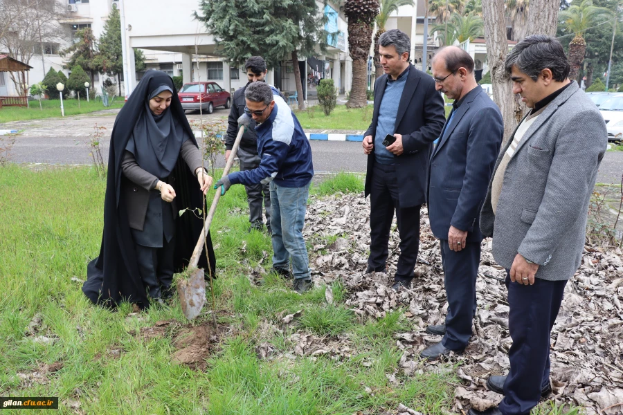 درختکاری به مناسبت گرامیداشت یادوخاطره شهیدان جنگ رمضان 8